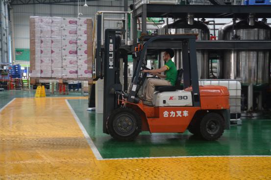 忙碌的鄉(xiāng)喜叉車司機